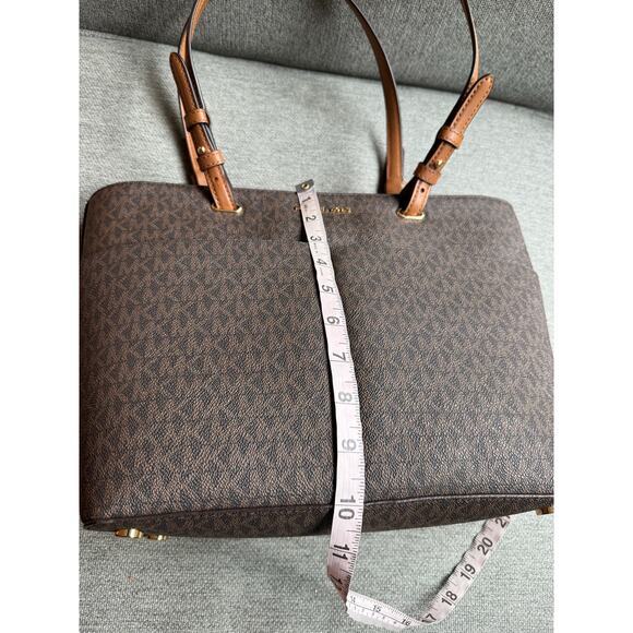 Michael Kors Outlet Jet Set Medium Logo Pocket Tote Bag Logo Brown Corn - Picture 9 of 16